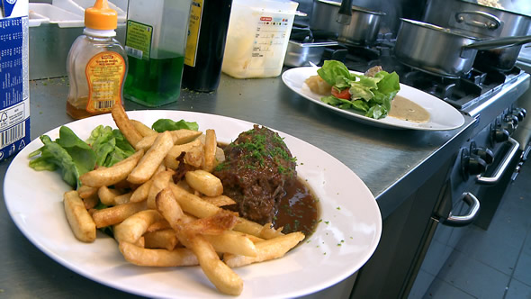 Boulet accompagné de frites et salade © Ooh ! Collective