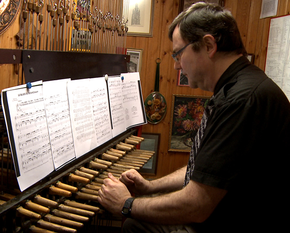 Fabrice Renard au clavier du carillon de la cathédrale Saint-Paul © Ooh! Collective