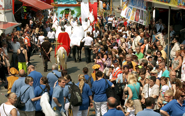 Procession dans les rues de Wasmes © Ooh! Collective