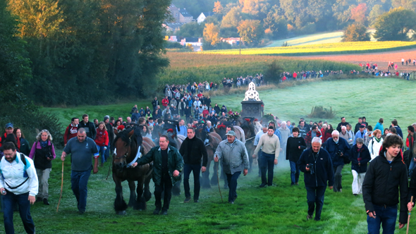 Pèlerins accompagnant la châsse © Ooh ! Collective
