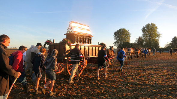 Pèlerins accompagnant la châsse © Ooh ! Collective